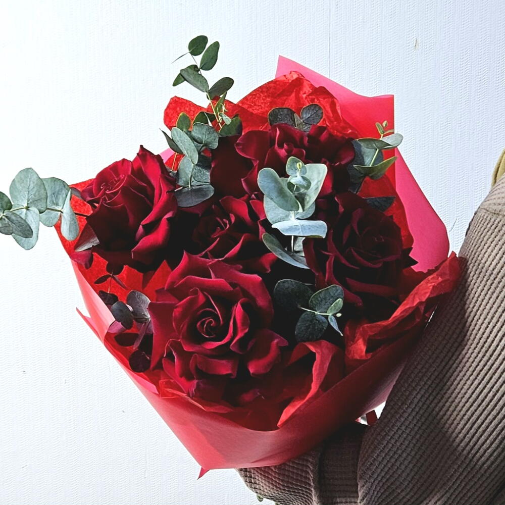 Red velvet. Size S. Monobucket of French roses with eucalyptus