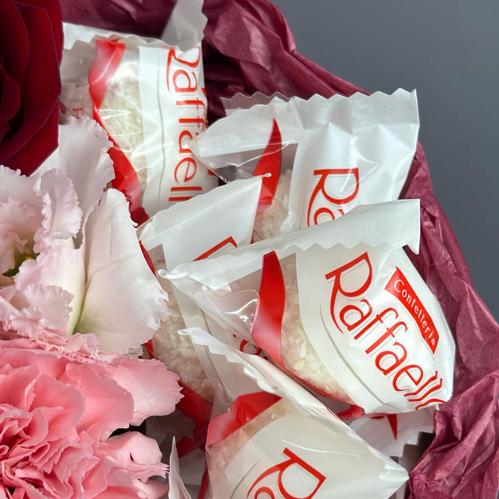 Яркая цветочная композиция с Raffaello в коробке