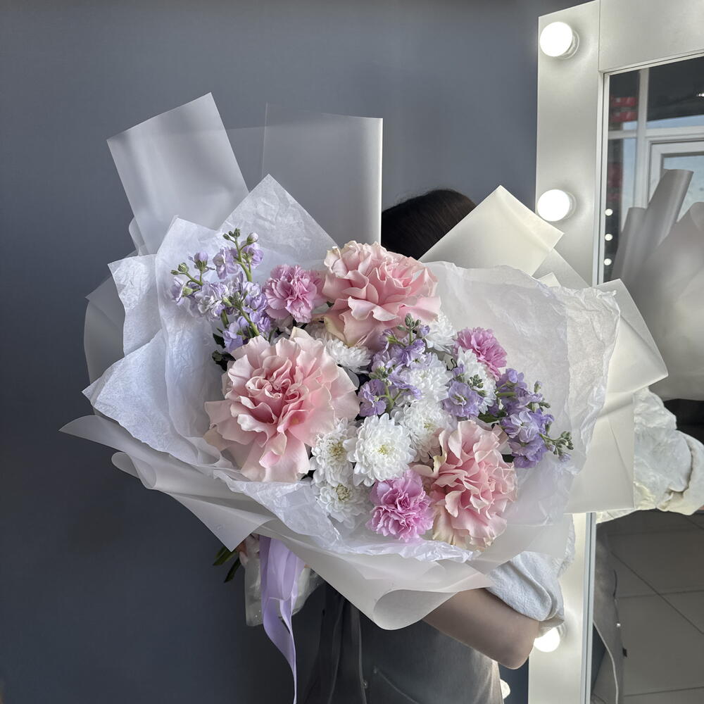 Авторский букет с сиреневой маттиолой💜 и розовой французской розой Пинк Мондиаль🩷