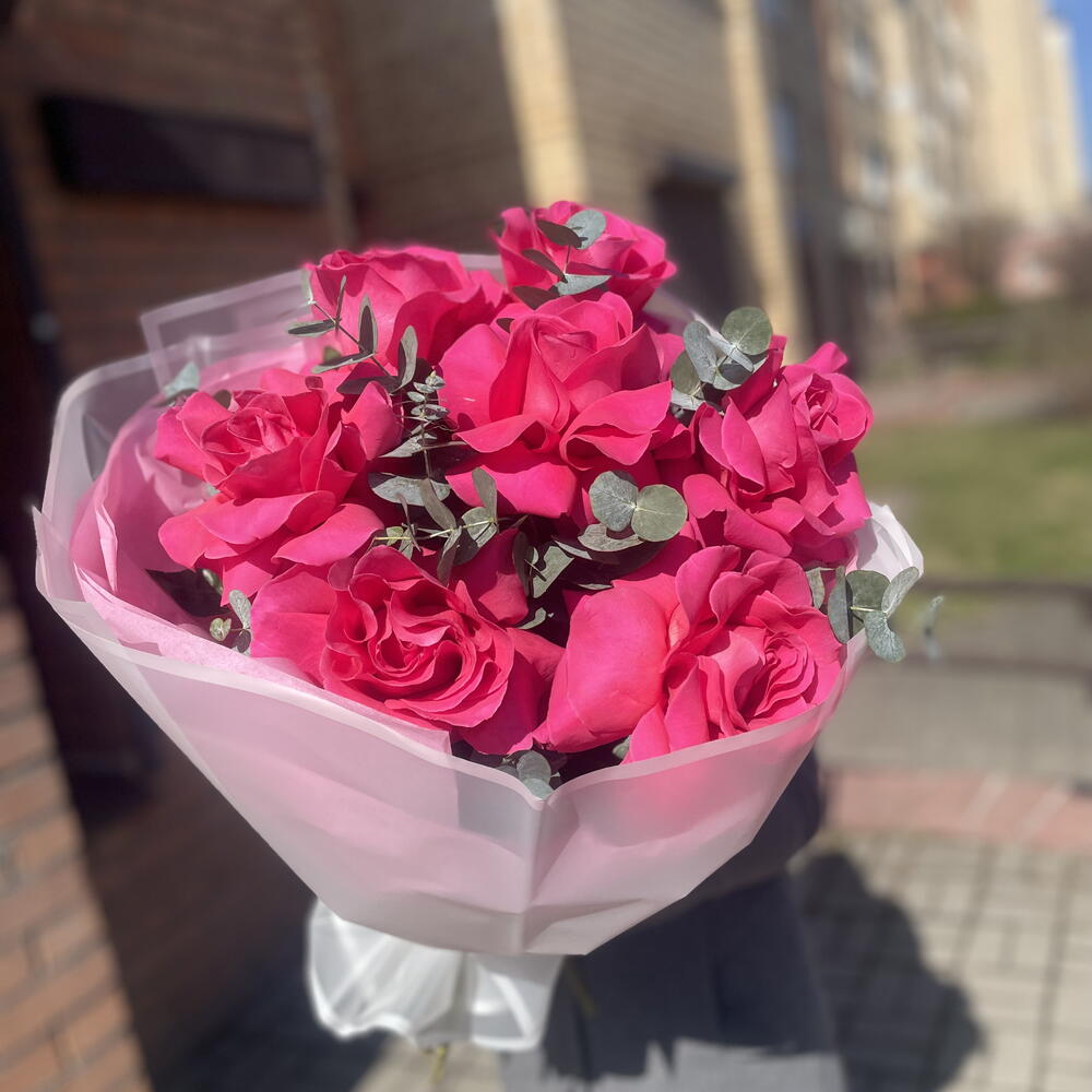 7 малиновых французских роз