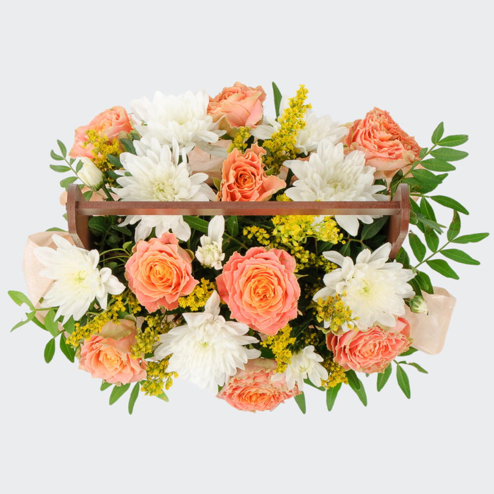🌼🌼Композиция из коралловых роз, кустовой хризантемой и зеленью🌼🌼