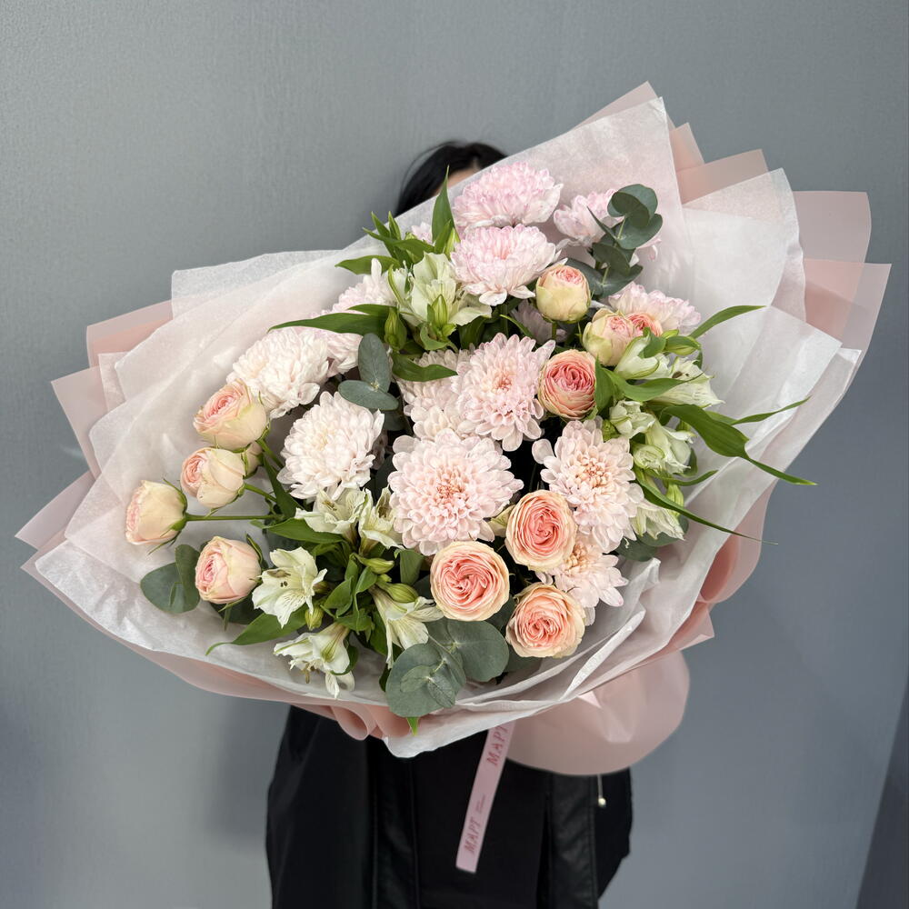 Объемный букет в нежно розовой гамме 🌸
Роза кустовая,Хризантема кустовая и Альстромерия для самой нежной🎀