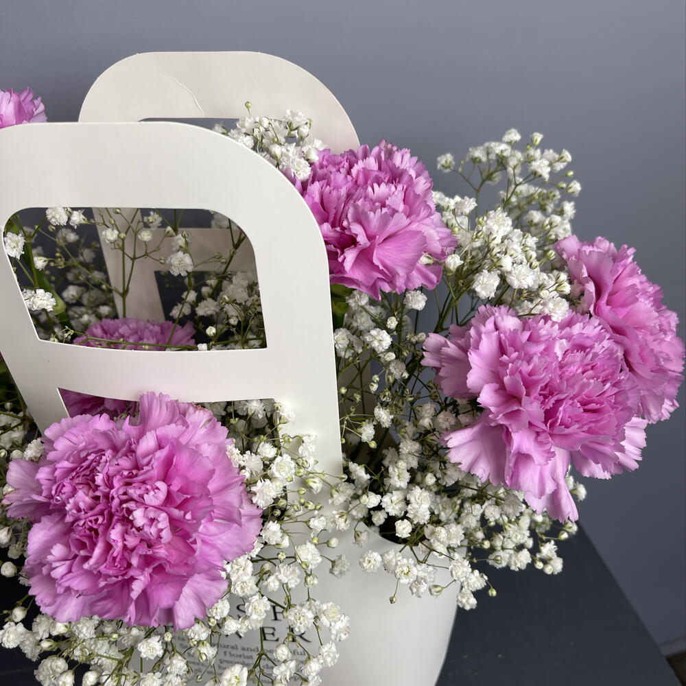 Сумочка с нежными диантусами и воздушной гипсофилой 🌸