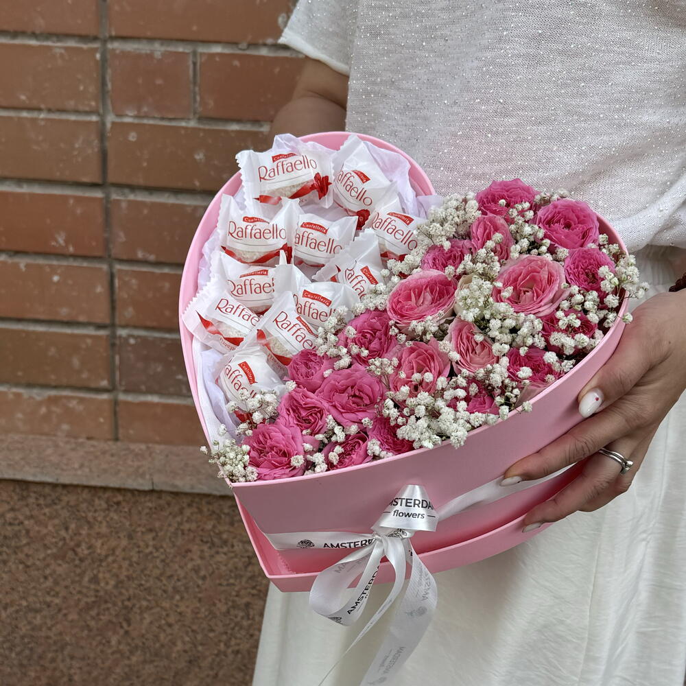 Сердце с Рафаэлло и кустовыми розами