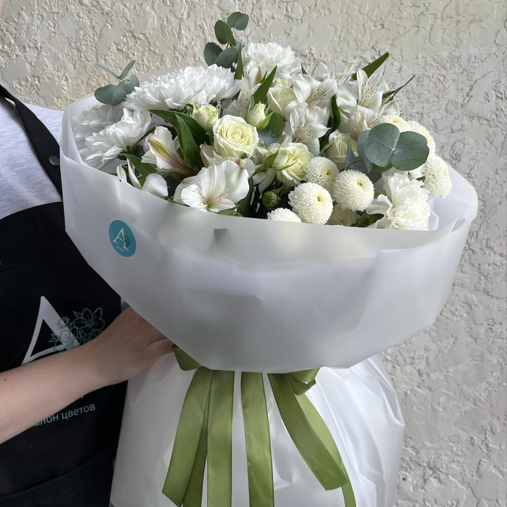 Авторский сборный букет «Белоснежное облако» с кустовой хризантемой, альстромерией и эвкалиптом