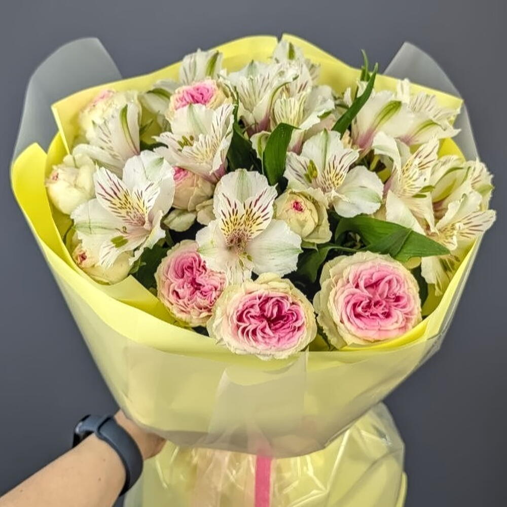 Букет из 3 кустовых роз и 4 альстромерий в лимонной упаковке