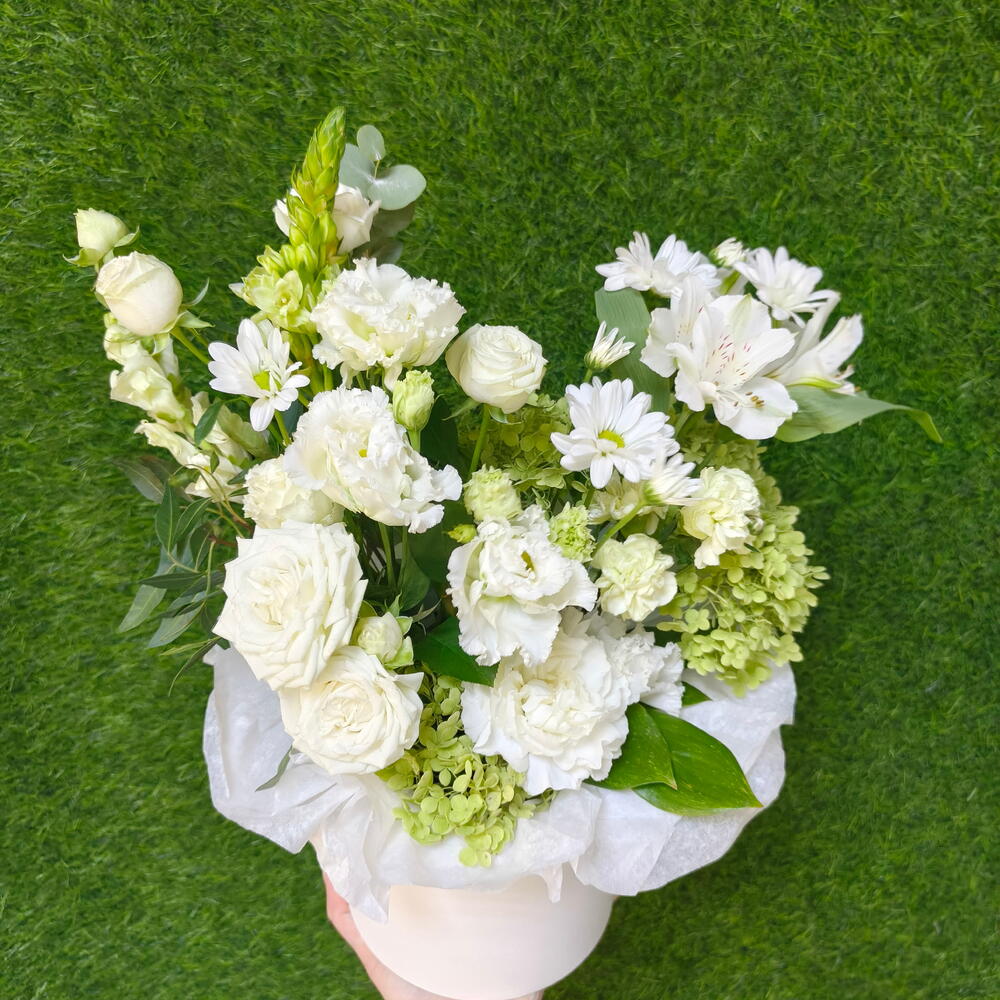 Цветочная композиция в шляпной коробке🤍🌿