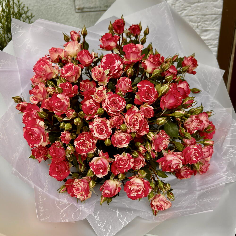 Яркий букет из кустовой розы 9штук