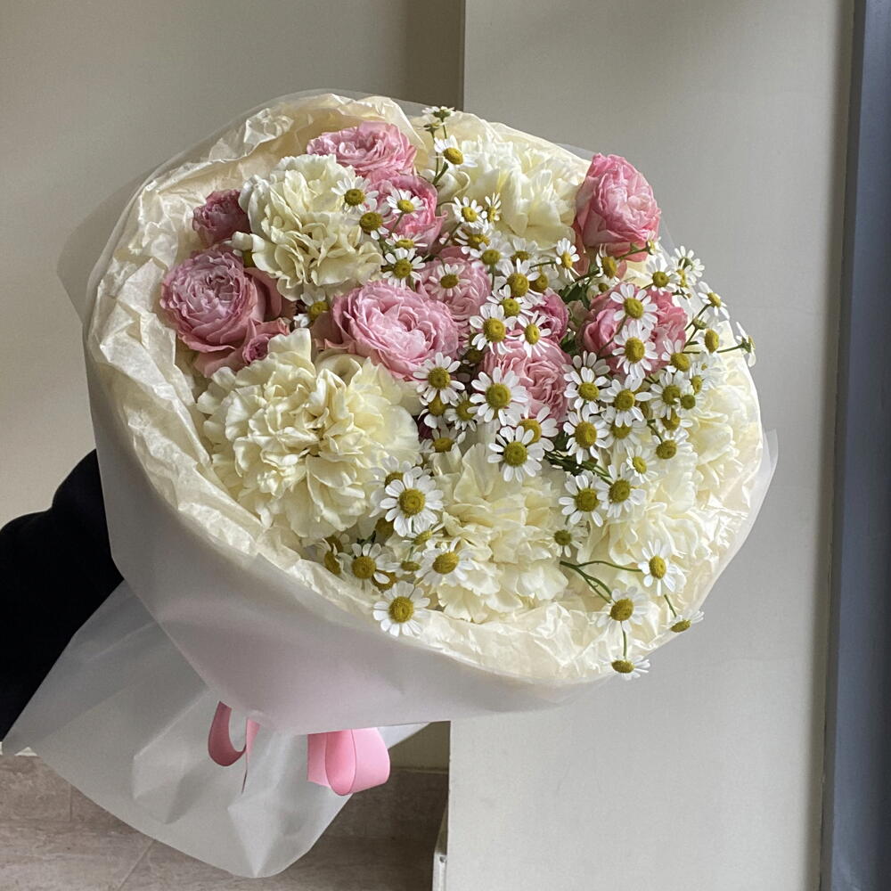 Букет из кустовых роз, ромашек и гвоздик