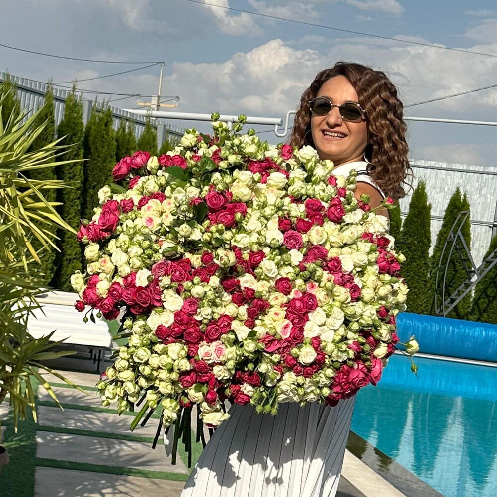 101 peony-shaped spray roses