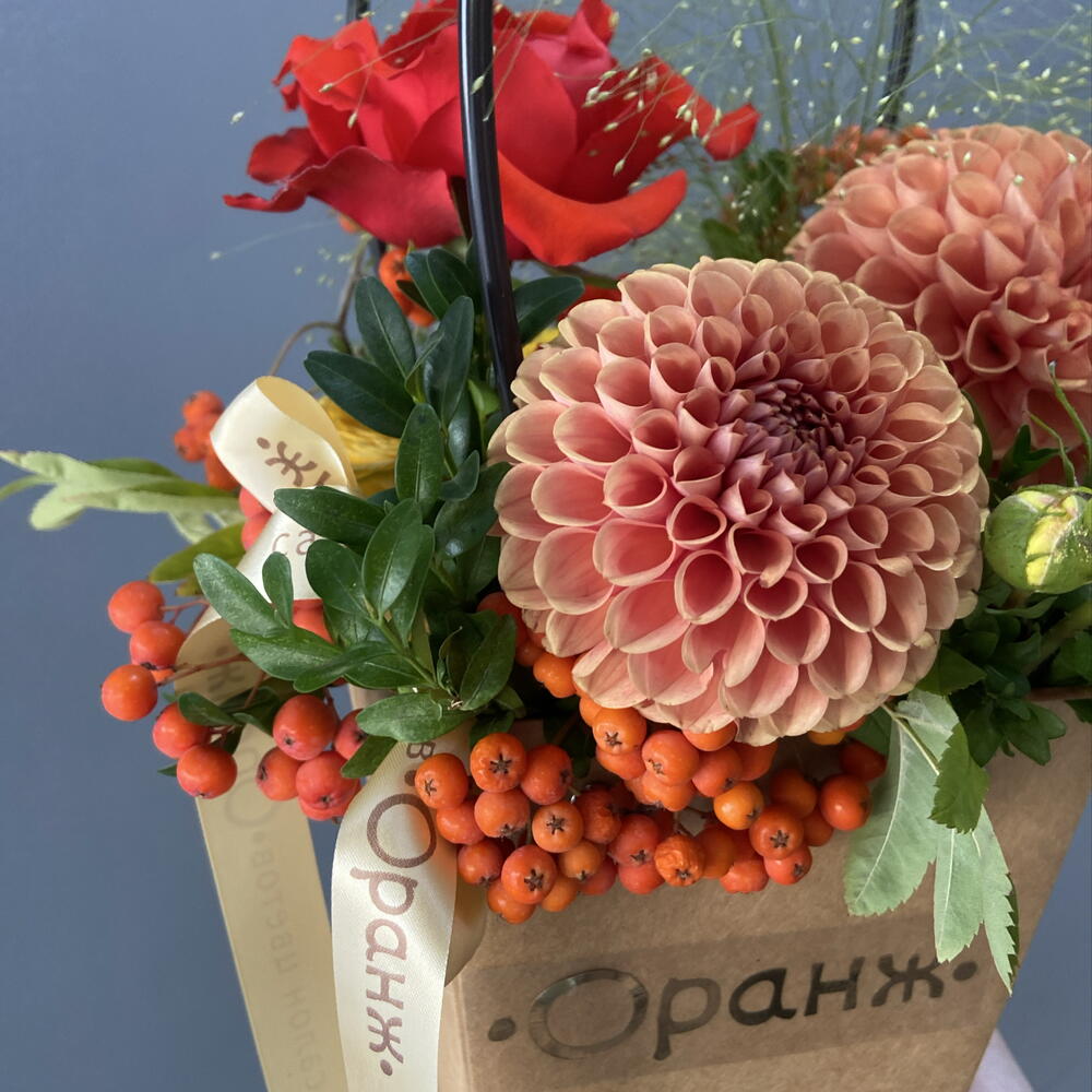 Яркая сумочка с георгинами и розой Нина