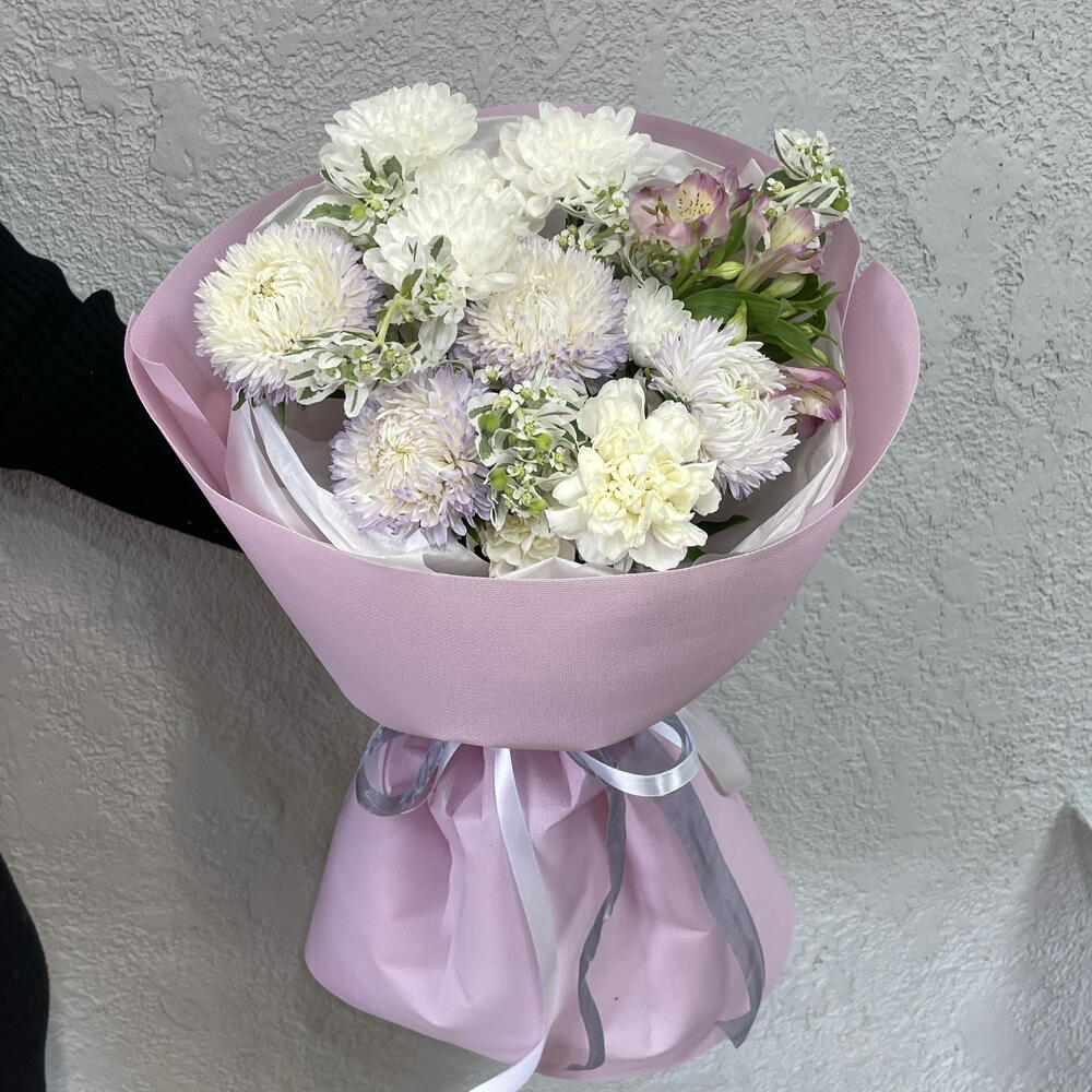 Букет из хризантемы, альстромерии, диантуса, астры и молочая💐