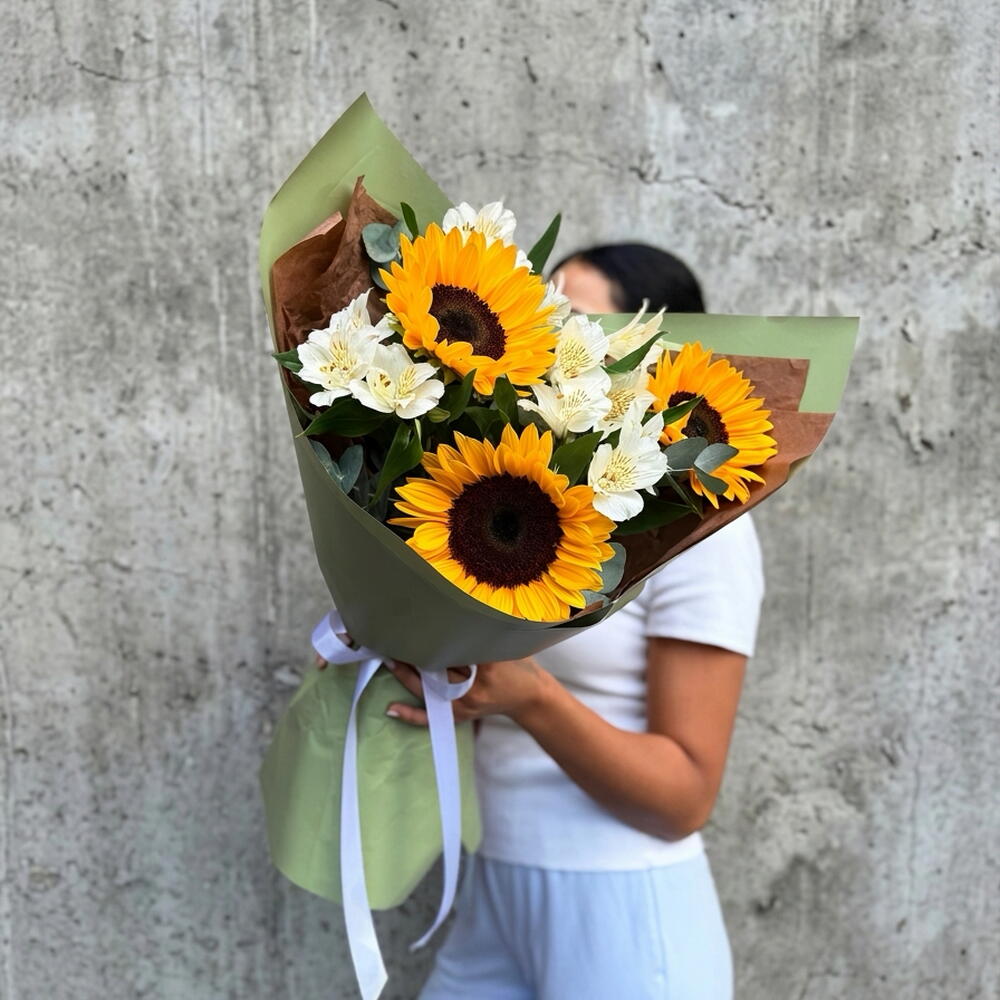 Букет радости🌻 "солнечная улыбка" в составе подсолнухи, эустома и эвкалипт CINEREA 🌿