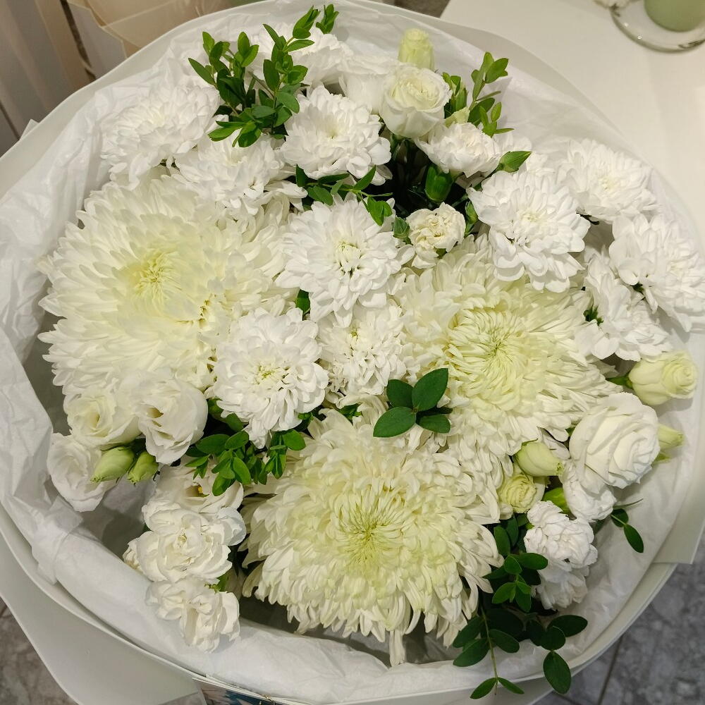 Букет из хризантем и эустом