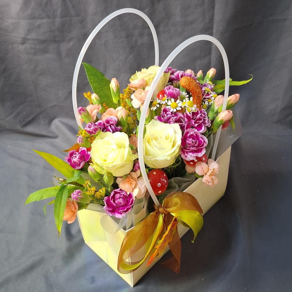 Сумка с розами и диантусом 💐