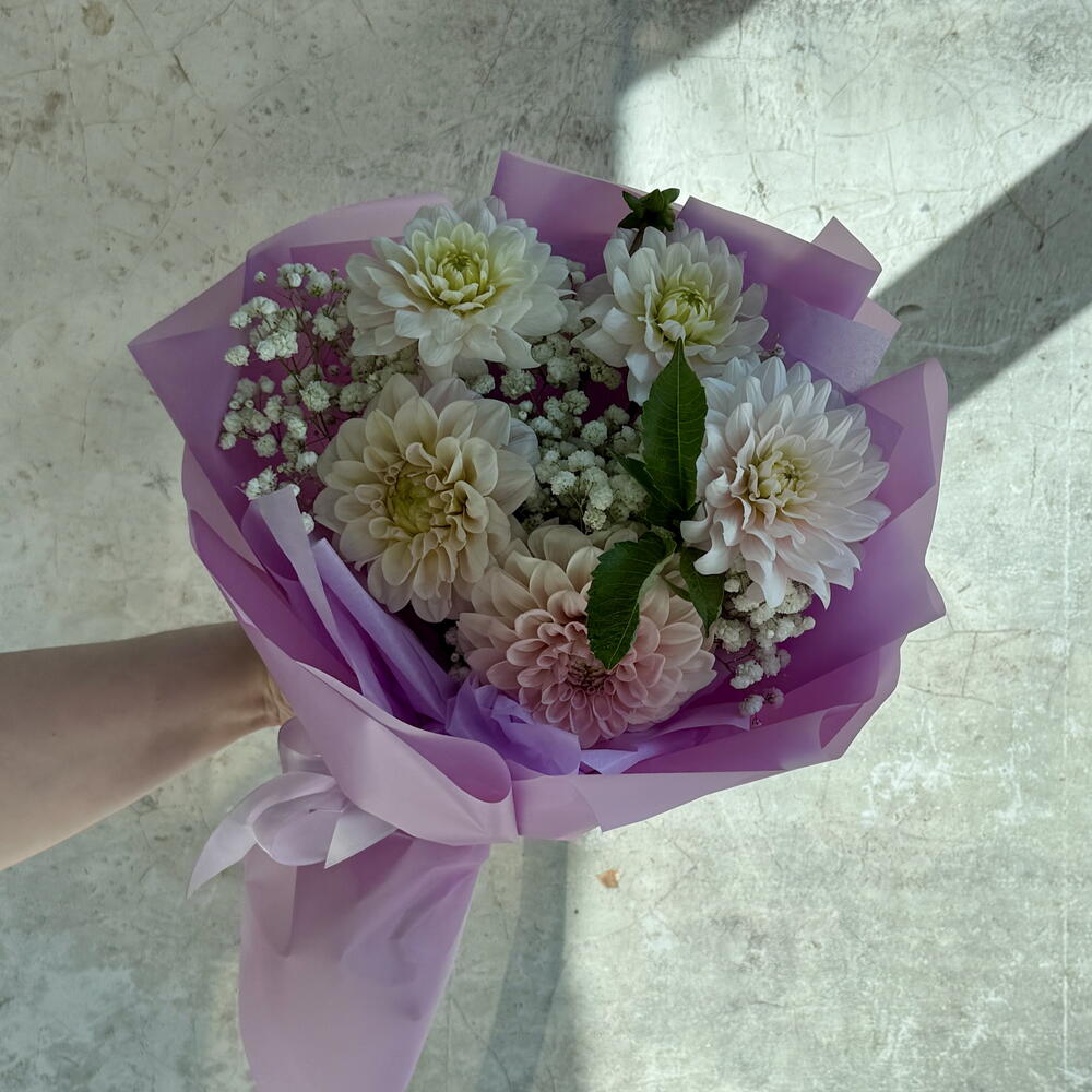 Букет с георгинами