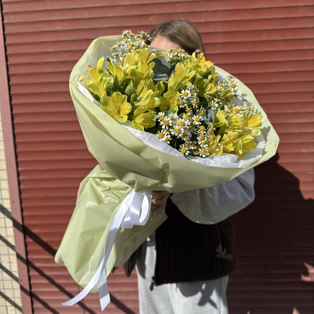 Букет лимонный 🍋 «яркий лимонад» в составе альстромерия, эвкалипт и ромашка