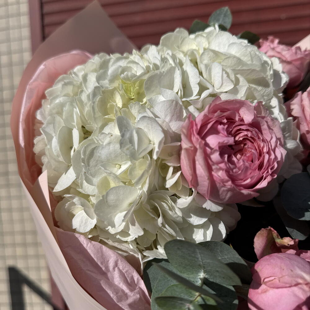 Букет милый 🥰 «нежные касания» в составе гортензия, кустовая роза JULIETTA, эвкалипт