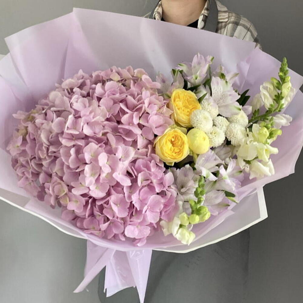 Букет с гортензией,антиринумом,пионовидной кустовой розой 💜