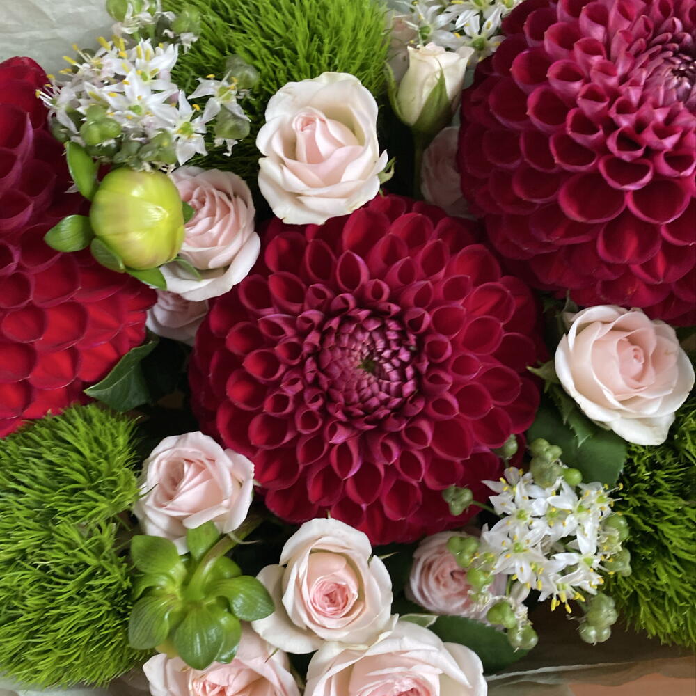 Экзотический букет🎀🌸🌺с георгинами,диантусом,кустовой розой