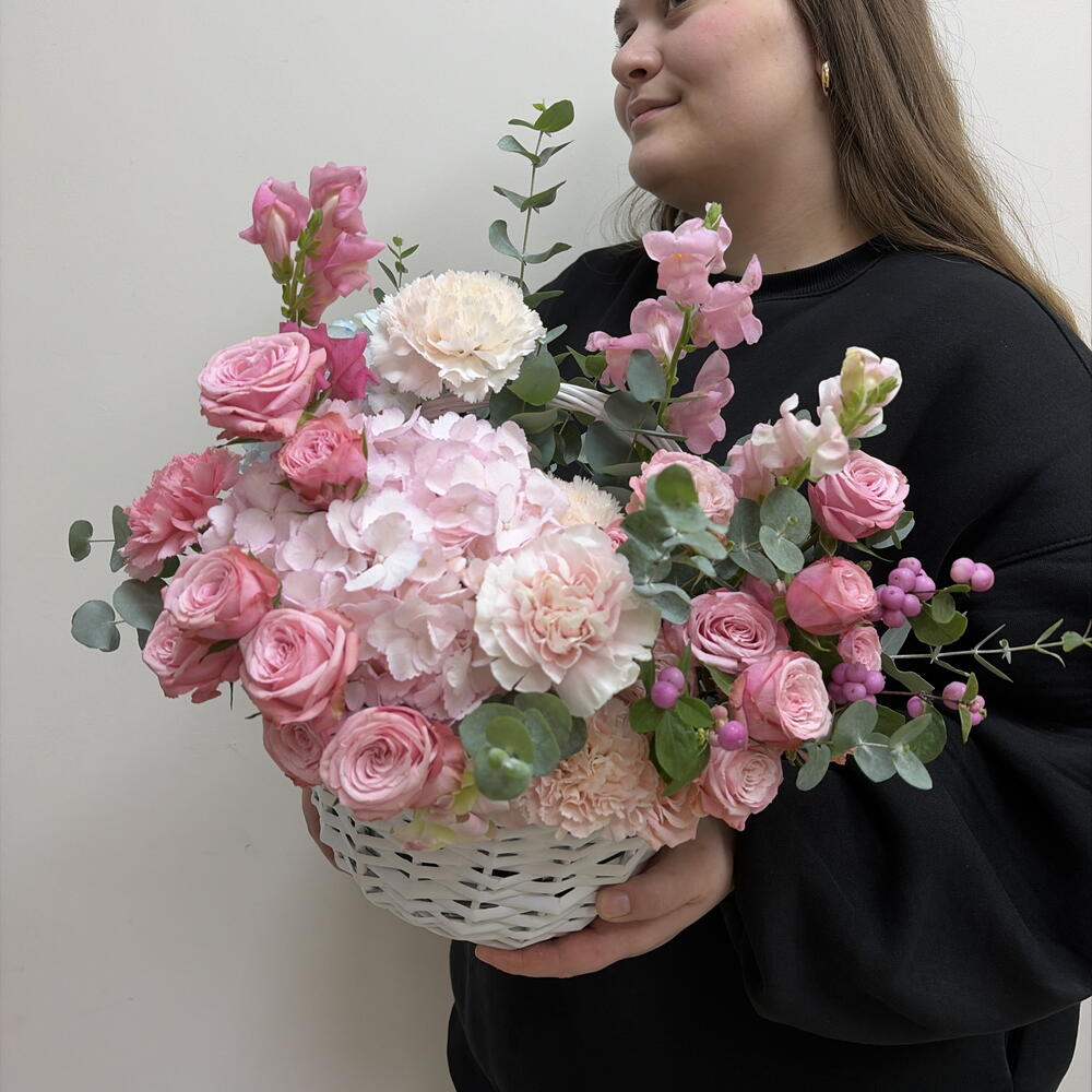 Композиция в корзине: гортензия, кустовые розы и гвоздики
