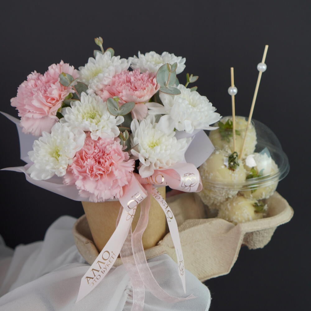 Маленький набор "2 стакана": клубника в шоколаде и цветочная композиция