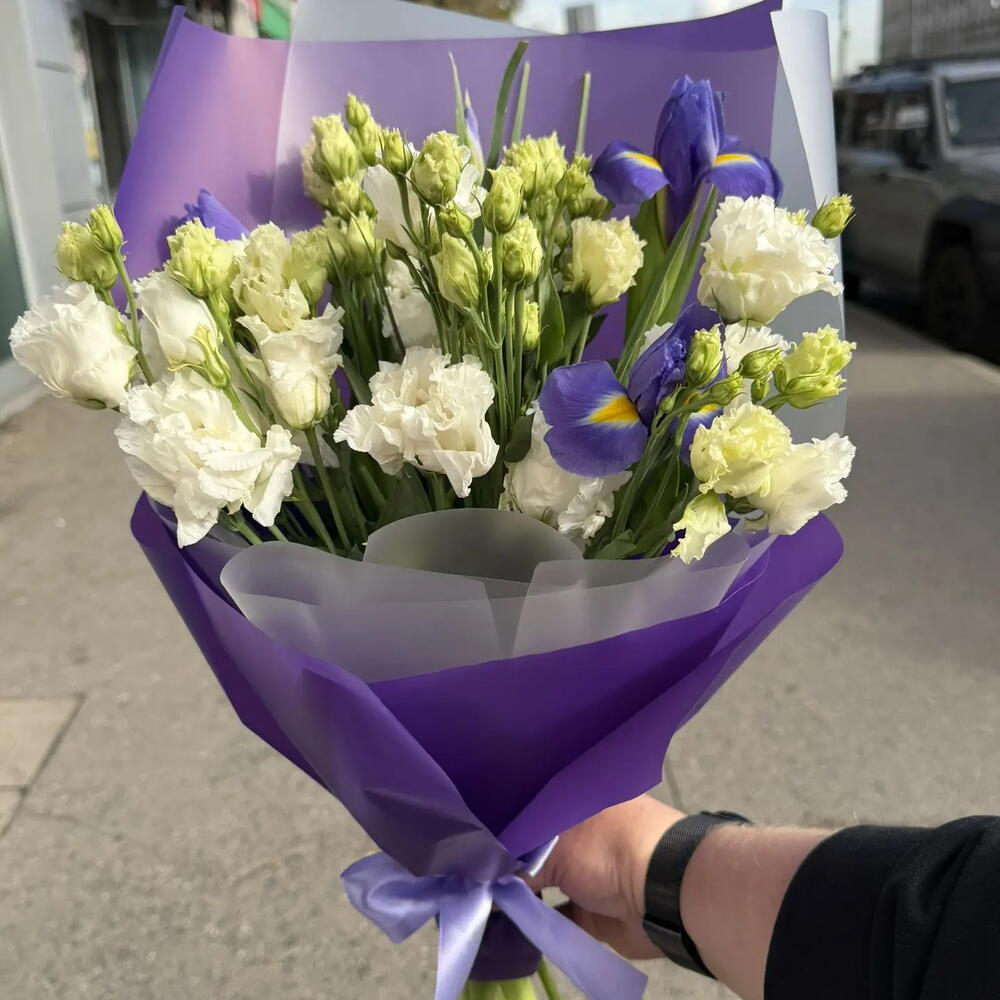 букет из эустома  с ирисами