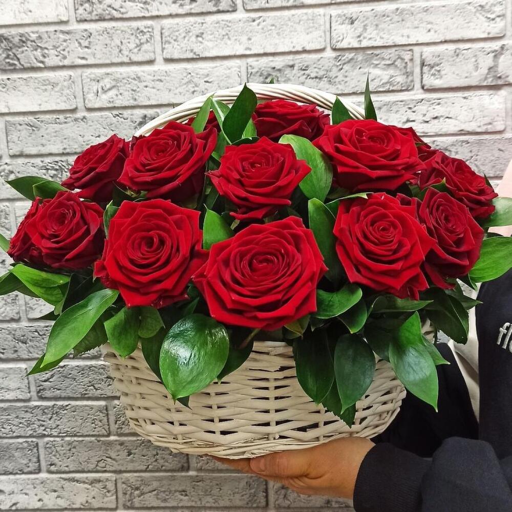 Розы в корзине с салалом