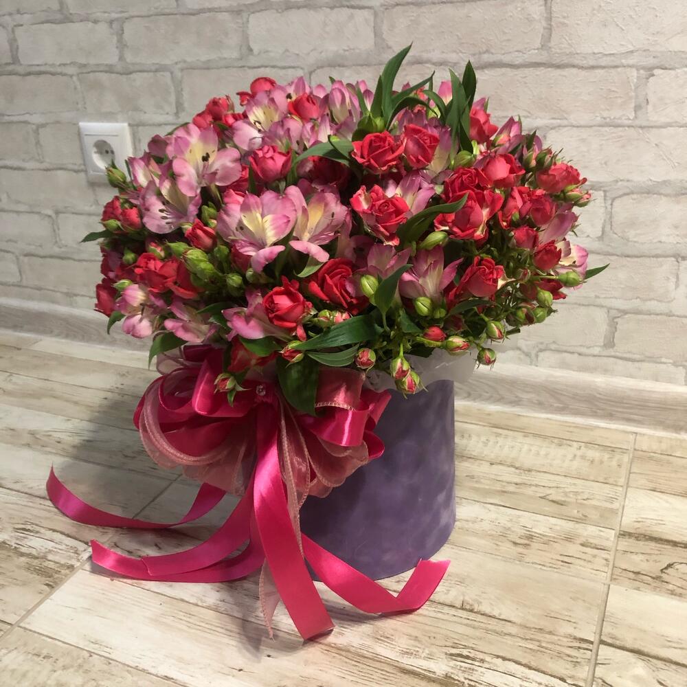 Цилиндр " Cherry Cheops and alka " (микс розовых кустовых роз и альстромерии в шляпной коробке)