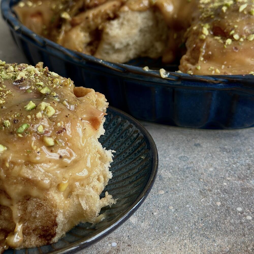 Синнабоны с фисташковым кремом, Кондитерские и пекарни ВО ВНИИССОК, купить  по цене 1260 RUB, Выпечка в Печкина Печет с доставкой | Flowwow