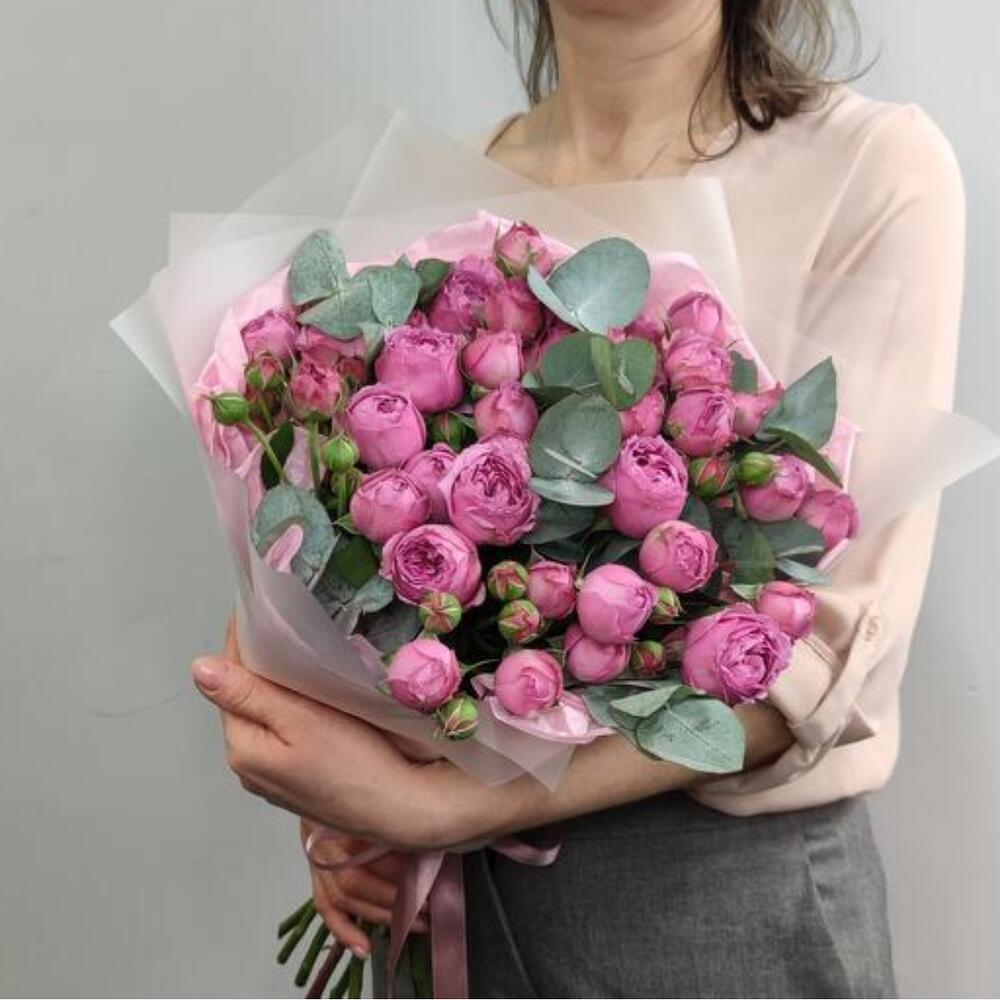 Rosa peonia con eucalipto