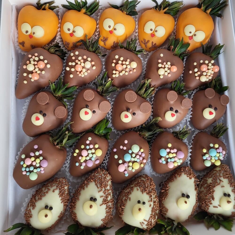 Set of "3 characters" with chocolate-covered strawberries