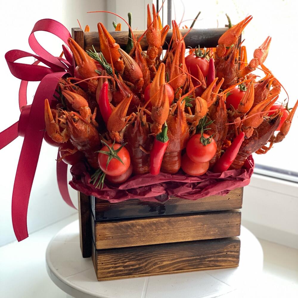 A box with crayfish size M