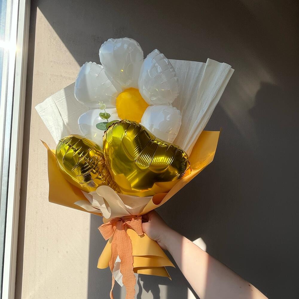 Букет из шаров с ромашкой