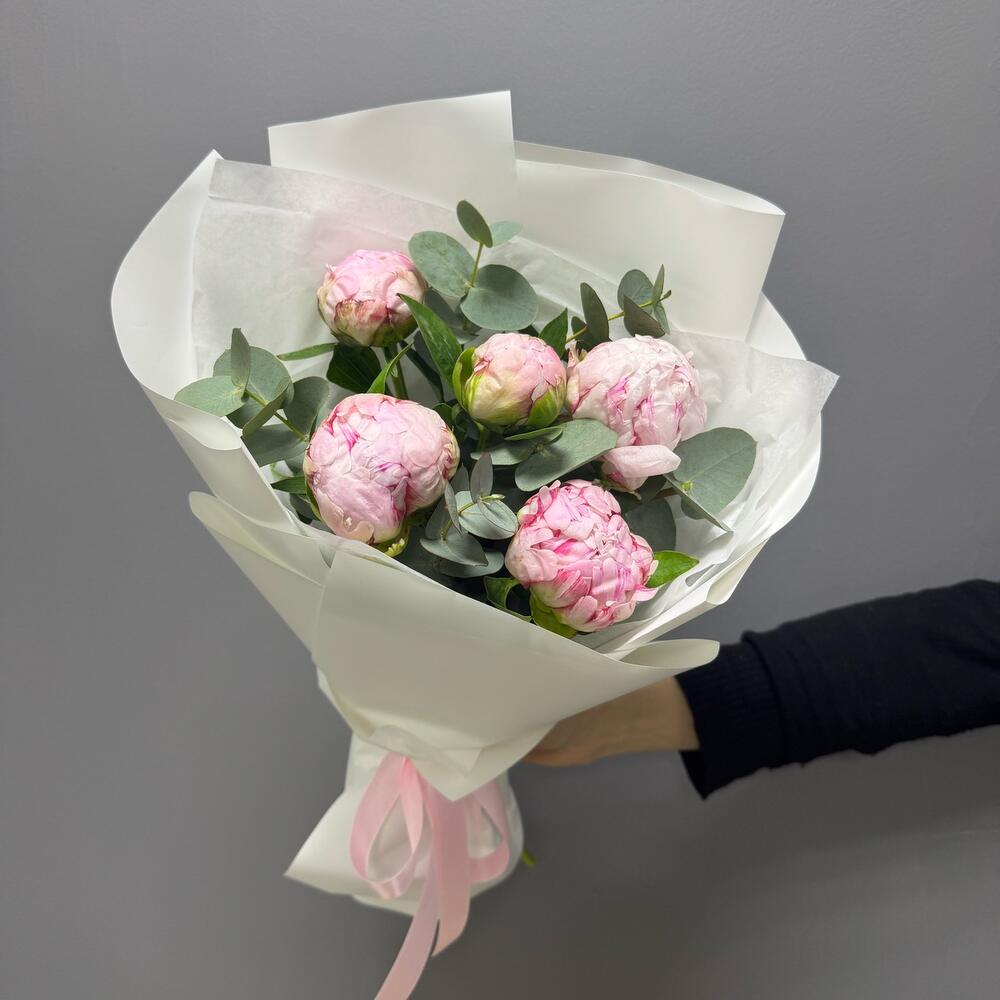 Пионы Сара Бернар с эвкалиптом, 5 шт