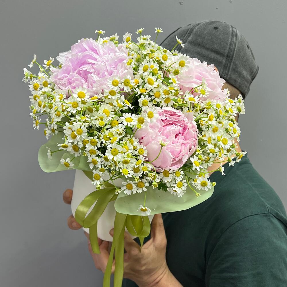 Пионы с ромашками в шляпной коробке (0006) peony