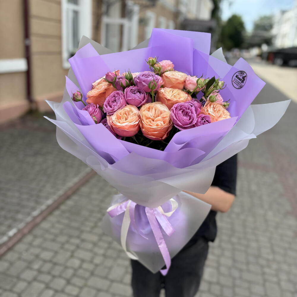 Букет «Пион» из пионовидных роз Кахала и пионовидных кустовых роз