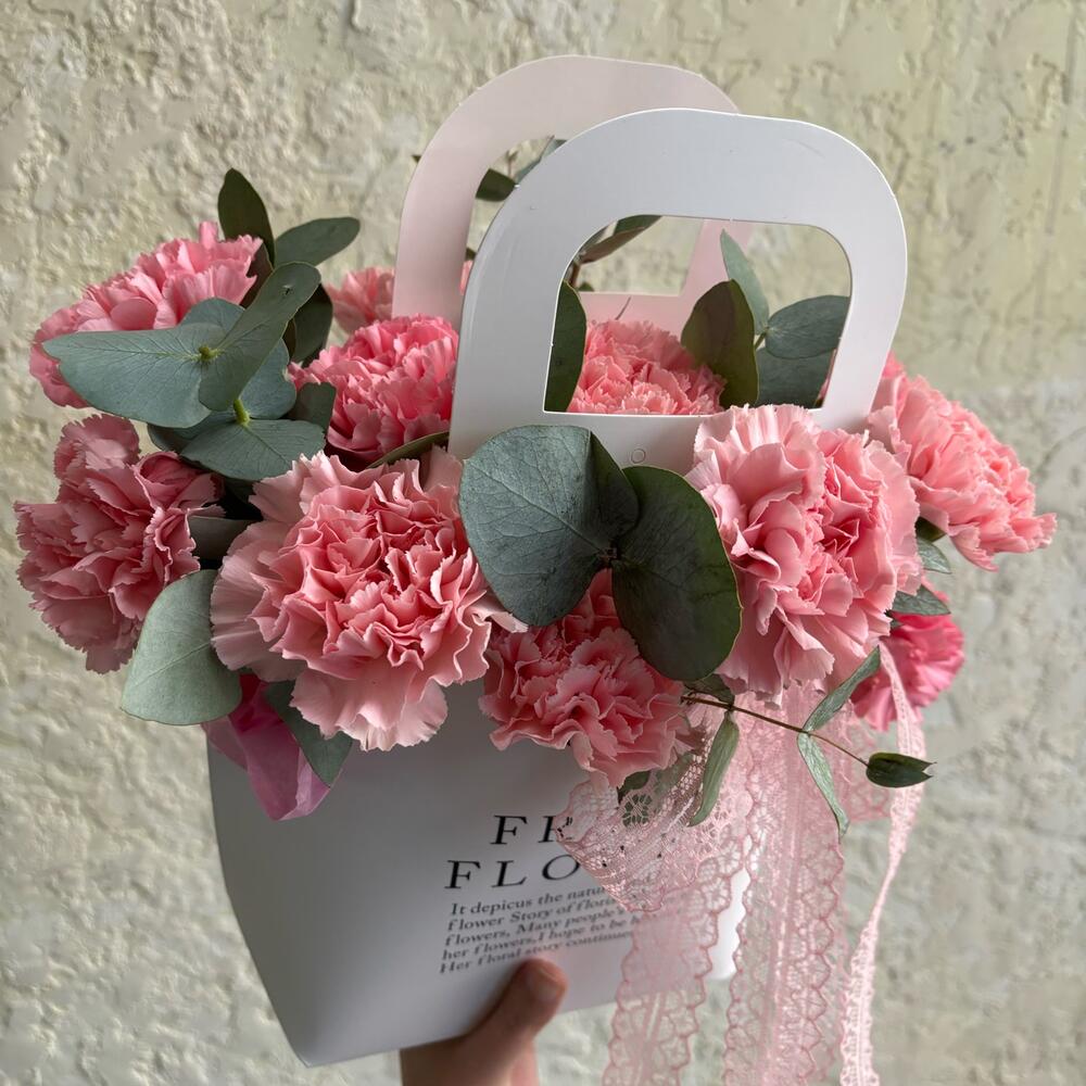 Композиция из стойких, ярких розовых диантусов и эвкалипта в сумочке Fresh Flower