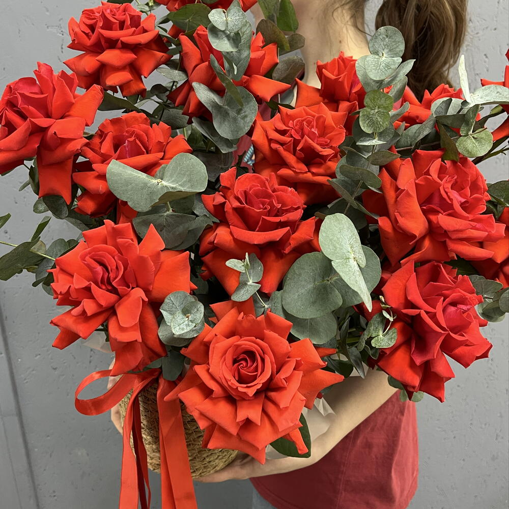 Композиция из 15 французских алых роз с эвкалиптом в плетёной корзине «Страсть в деталях»