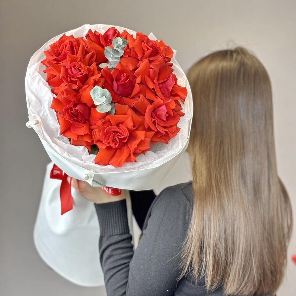 Букет из алых роз