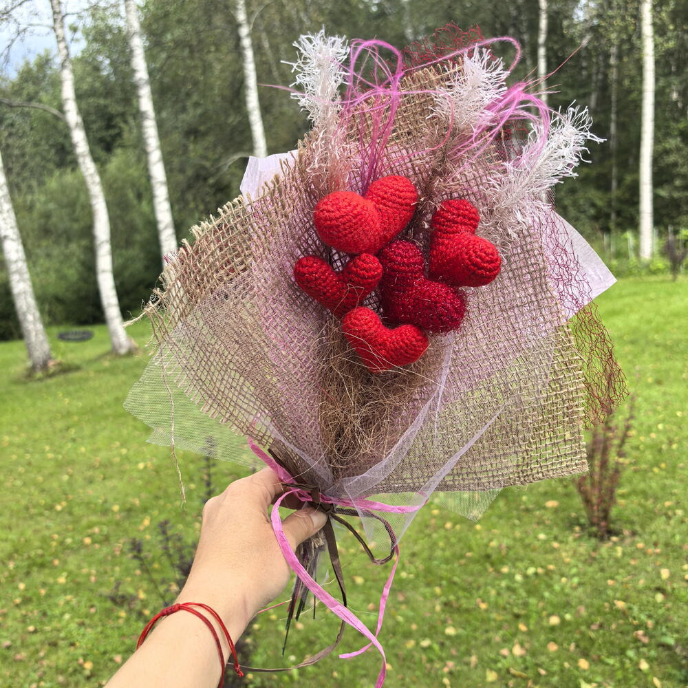 Композиция из вязаных сердец, красные
