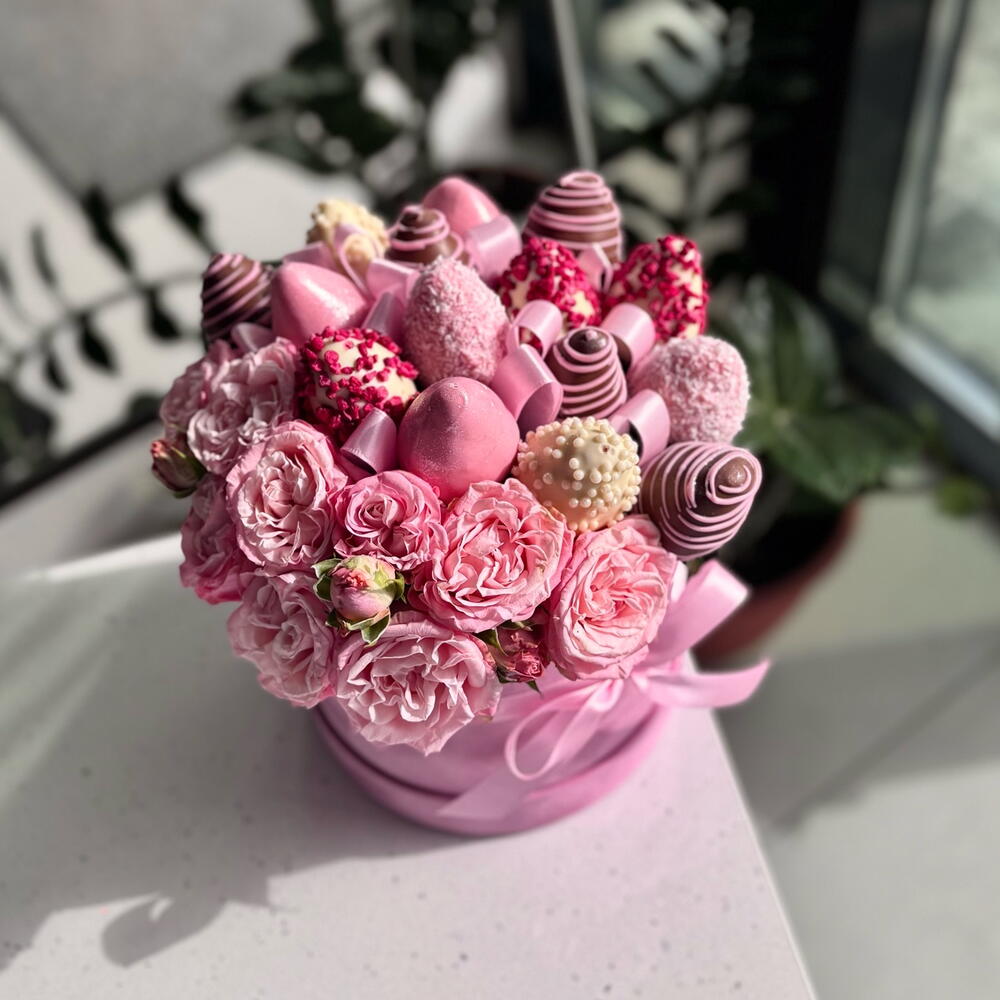 Клубника в шоколаде в шляпной коробке