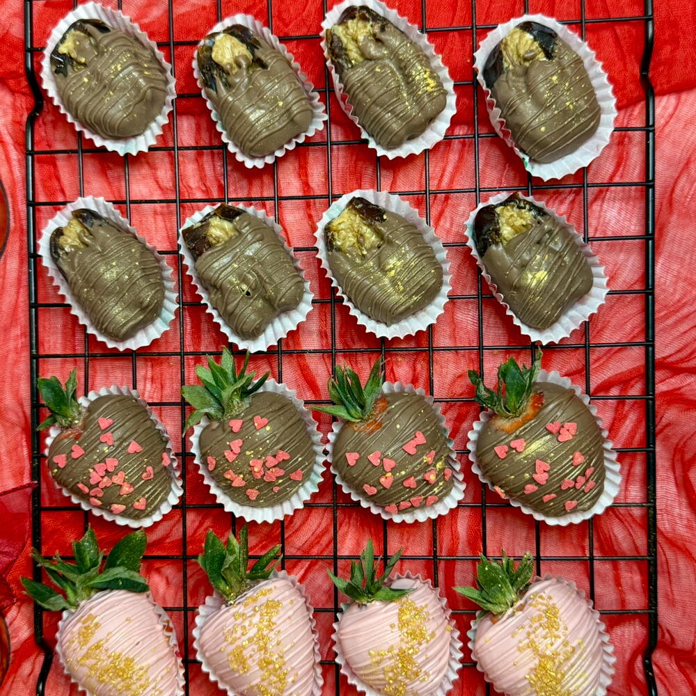 Финики и клубника в шоколаде