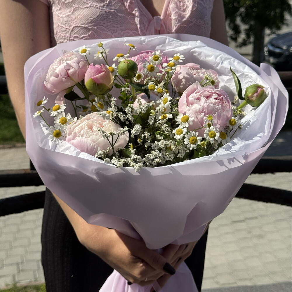 Букет из кустовых пионов и ромашек