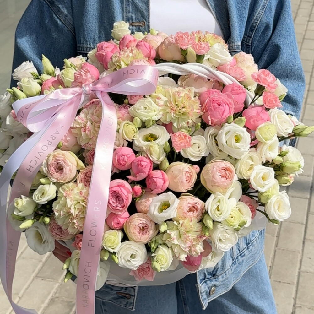 Корзина с розовыми цветами
