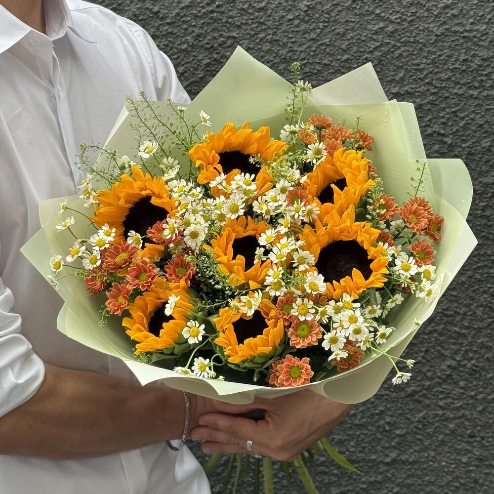 Букет их подсолнухов и ромашек 🌻🌼