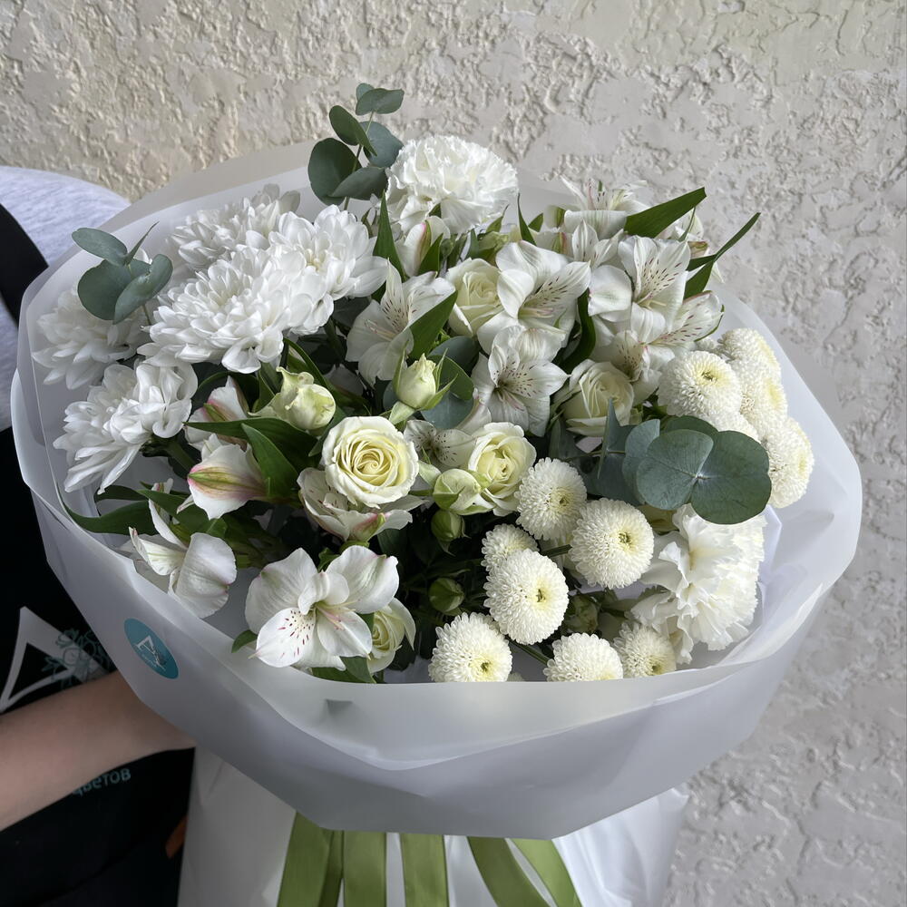 Авторский сборный букет «Белоснежное облако» с кустовой хризантемой, альстромерией и эвкалиптом