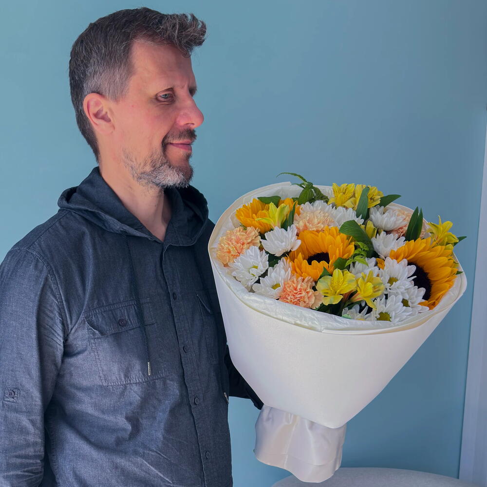 Букет из жёлтых подсолнухов и белых хризантем «Солнечный день» 🌻 41696
