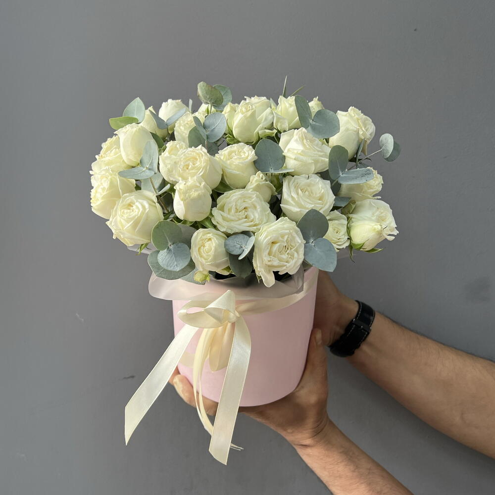Белые пионовидные розы Мисс Бомбастик с эвкалиптом в шляпной коробке 💞