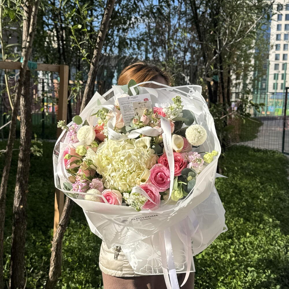 Роскошный букет с каллами, кустовыми розами, пионовидной розой, гортензией